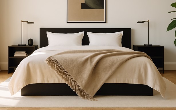 Koc Moca Design 150x200 jasnobeżowy z frędzlami – narzuta na łóżko