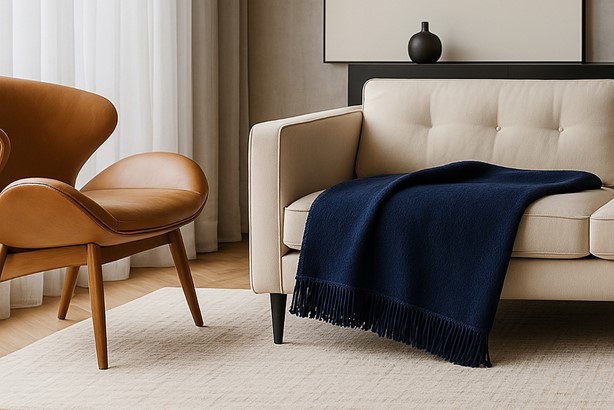 Koc Moca Design 150x200 granatowy z frędzlami – narzuta na łóżko
