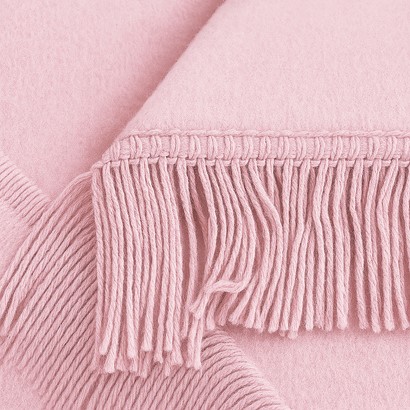 Koc Moca Design 150x200 pudrowy róż z frędzlami – narzuta na łóżko