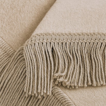 Koc Moca Design 150x200 jasnobeżowy z frędzlami – narzuta na łóżko