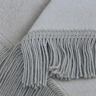 Koc Moca Design 150x200 srebrny z frędzlami – narzuta na łóżko